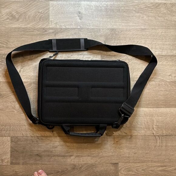 Bump Armor IPad/tablet/laptop holder. With grippy handle and carry strap. - Picture 5 of 5